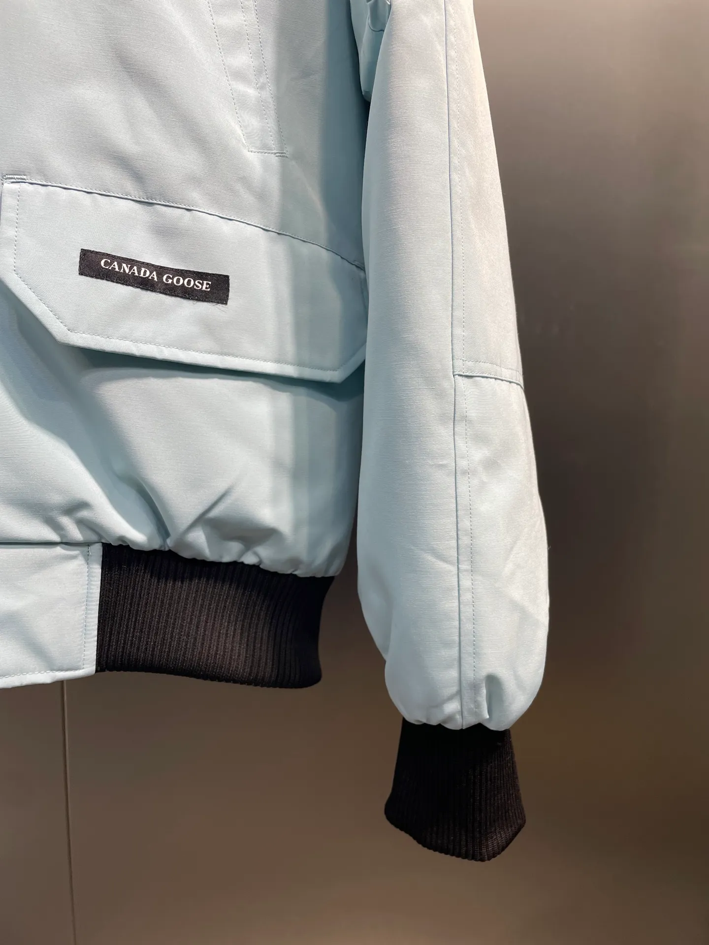 P780 high-end version (new version of Big Goose 01) Canada Goose Canada Goose #Chilliwack 7999M bomber jacket short down jacket/01 model #Men and Women Same Style# ➖ Genuine synchronous anti-counterfeiting chip sensor! ➖ Imported 21S polyester-cotton blended original fabric [last year’s 16S/18S hard fabrics have been completely eliminated, this year all use 21S genuine synchronous fabrics, the soft mid-strap feels delicate and textured], genuine synchronous Feather-Light 10D waterproof coating fabric, made of 84.5 polyester fiber and 15.5 cotton, 100% the best feel in the entire network! ➖ The genuine official website is synchronized with the national standard 80 white duck down, you can check the official website customer service, there will never be a series of misleading claims such as 90 down or goose down! ➖ Using the best nylon lining with double double-layer sealing design, velvet-proof No. 7 needle + grid-filled down ready-made garments, there is 100% no so-called velvet running! ➖ The cuffs are designed with thickened seamless threads, and the collar and pockets are lined with top-quality polar fleece to keep you warm and comfortable! ➖ Yoshida YKK provides original custom-made electroplated sliders. YKK two-way lockable zippers are tight and smooth and will not peel off paint! ➖ 3M composite guarantees that the Velcro is the same as the original, durable, and all accessories and hardware are custom-made! ➖ Imported BEHRINGER embroidery machine to customize the 10,000-needle embroidery logo, 98% of which can be reproduced to restore the original logo. You can check and compare on the official website! ➖ The fur collars are all made of large pieces of Western Canadian blue wolf hide, ensuring that each fur collar is 13-15cm wide!   Size:XS-XXL